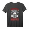 Unterschätze niemals einen alten Mann mit einem Dartpfeil T-Shirt – Lustiges Dart Motiv für Herren, Opas & Dartspieler als Geschenk für Turniere & Liga