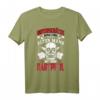 Unterschätze niemals einen alten Mann mit einem Dartpfeil T-Shirt – Lustiges Dart Motiv für Herren, Opas & Dartspieler als Geschenk für Turniere & Liga