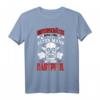 Unterschätze niemals einen alten Mann mit einem Dartpfeil T-Shirt – Lustiges Dart Motiv für Herren, Opas & Dartspieler als Geschenk für Turniere & Liga
