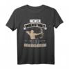 Unterschätze nie einen alten Mann mit Bogen T-Shirt – Perfektes Geschenk für Bogenschützen und Hobby-Bogenschützen im Ruhestand