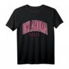 OKLAHOMA US State EST 1907 Retro T-Shirt in Heidegrau – Amerikanischer College-Stil, Vintage Design