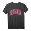 OKLAHOMA US State EST 1907 Retro T-Shirt in Heidegrau – Amerikanischer College-Stil, Vintage Design
