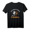 Das Leben ist besser mit Fußball T-Shirt - Lustiges Spruch-Shirt für Trainer, Fußballer & Fans, ideal als Geschenk und für das Training