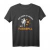 Das Leben ist besser mit Fußball T-Shirt - Lustiges Spruch-Shirt für Trainer, Fußballer & Fans, ideal als Geschenk und für das Training