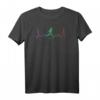 Fußballspieler Geschenk: EKG Herzschlag Fußball T-Shirt für Sportler, Fans & Trainer – Perfektes Weihnachts-, Vatertags- & Geburtstagsgeschenk