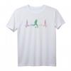 Fußballspieler Geschenk: EKG Herzschlag Fußball T-Shirt für Sportler, Fans & Trainer – Perfektes Weihnachts-, Vatertags- & Geburtstagsgeschenk