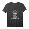 Keep Calm and Play Badminton T-Shirt – Lustiges Geschenk für Badmintonspieler und Trainer zu Weihnachten & Geburtstag