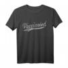 VACCINATED Baseball Sports Script T-Shirt - Klassisch geschnitten, doppelt genähter Saum, Impfschutz im Baseball-Design