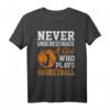Unterschätze niemals ein Mädchen, das Basketball spielt T-Shirt – Motivationsgeschenk für junge Basketballspielerinnen