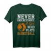 Unterschätze niemals ein Mädchen, das Basketball spielt T-Shirt – Motivationsgeschenk für junge Basketballspielerinnen