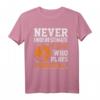Unterschätze niemals ein Mädchen, das Basketball spielt T-Shirt – Motivationsgeschenk für junge Basketballspielerinnen