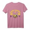 Lustiges Dart Bienen Outfit T-Shirt mit Dartscheibe & Dartpfeilen – Perfekt für Dartspieler & Dartfans