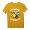 Lustiges Imker T-Shirt mit Spruch 'Optimismus Heißt Umgekehrt Sumsi Mit Po' – Perfekte Geschenkidee für Bienenliebhaber und Bienenzüchter