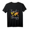 Travel Is my Therapy T-Shirt – Lustiges Reiseoutfit für Backpacker, Reiseblogger & Fernweh-Geplagte, Perfektes Geschenk für Weltenbummler