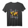 Travel Is my Therapy T-Shirt – Lustiges Reiseoutfit für Backpacker, Reiseblogger & Fernweh-Geplagte, Perfektes Geschenk für Weltenbummler
