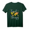 Travel Is my Therapy T-Shirt – Lustiges Reiseoutfit für Backpacker, Reiseblogger & Fernweh-Geplagte, Perfektes Geschenk für Weltenbummler