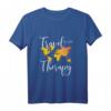 Travel Is my Therapy T-Shirt – Lustiges Reiseoutfit für Backpacker, Reiseblogger & Fernweh-Geplagte, Perfektes Geschenk für Weltenbummler
