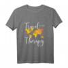 Travel Is my Therapy T-Shirt – Lustiges Reiseoutfit für Backpacker, Reiseblogger & Fernweh-Geplagte, Perfektes Geschenk für Weltenbummler