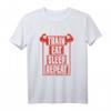 Lustig Train Eat Sleep Repeat Kraftsport T-Shirt – Motivationsshirt für Fitness, Bodybuilding & Sportlergeschenk