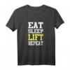 Eat Sleep Lift Repeat Fitness T-Shirt - Humorvolles Workout Design für Bodybuilder, Kraftsportler & Fitnessstudio Fans