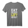 Eat Sleep Lift Repeat Fitness T-Shirt - Humorvolles Workout Design für Bodybuilder, Kraftsportler & Fitnessstudio Fans
