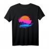 Synthwave T-Shirt mit Sonnenuntergang über Canyon und Bergen – Retro-Gitter und Vaporwave-Design für Musik- und Kunstfans