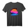 Synthwave T-Shirt mit Sonnenuntergang über Canyon und Bergen – Retro-Gitter und Vaporwave-Design für Musik- und Kunstfans