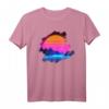 Synthwave T-Shirt mit Sonnenuntergang über Canyon und Bergen – Retro-Gitter und Vaporwave-Design für Musik- und Kunstfans