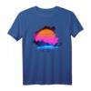 Synthwave T-Shirt mit Sonnenuntergang über Canyon und Bergen – Retro-Gitter und Vaporwave-Design für Musik- und Kunstfans