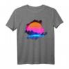 Synthwave T-Shirt mit Sonnenuntergang über Canyon und Bergen – Retro-Gitter und Vaporwave-Design für Musik- und Kunstfans