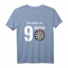 Lustiges Darts Spruch T-Shirt: Und wieder ein 9 Darter (3x Triple 1) - Perfektes Geschenk für Dartfans & Hobbyspieler mit Humor