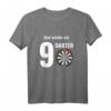 Lustiges Darts Spruch T-Shirt: Und wieder ein 9 Darter (3x Triple 1) - Perfektes Geschenk für Dartfans & Hobbyspieler mit Humor