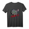 Game On Dart Herren T-Shirt – Klassisch geschnitten, doppelt genähter Saum für Dartspieler & Dartfans