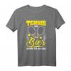 Lustiges Tennis und Bier Spruch T-Shirt – Witziges Geschenk für Tennisliebhaber, Trainer & Freunde zu Geburtstag & Weihnachten