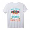 What Happens At The Book Club Stays At The Book Club T-Shirt – Perfekt für Buchliebhaber & Diskussionsrunden