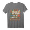 I Closed My Book To Be Here Lustiges Buchliebhaber T-Shirt – Perfektes Geschenk für Leser, Buchwurm, Bibliophile & Literaturfans