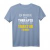 Ich brauche keine Therapie ich muss Traktor fahren T-Shirt – Lustiges Landwirt Geschenk für Geburtstag, Vatertag, Muttertag & Weihnachten