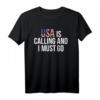 USA Is Calling & I Must Go T-Shirt – Reise Amerika Flagge Geschenk für Reiseliebhaber, Schüler, Familien & Touristen