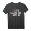 USA Is Calling & I Must Go T-Shirt – Reise Amerika Flagge Geschenk für Reiseliebhaber, Schüler, Familien & Touristen