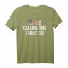 USA Is Calling & I Must Go T-Shirt – Reise Amerika Flagge Geschenk für Reiseliebhaber, Schüler, Familien & Touristen