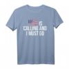 USA Is Calling & I Must Go T-Shirt – Reise Amerika Flagge Geschenk für Reiseliebhaber, Schüler, Familien & Touristen