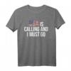 USA Is Calling & I Must Go T-Shirt – Reise Amerika Flagge Geschenk für Reiseliebhaber, Schüler, Familien & Touristen