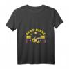 Lustiges Dart Bienen Outfit T-Shirt mit Dartscheibe & Dartpfeilen - Bequemes Dartshirt mit V-Ausschnitt für Dartfans und Hobbyspieler