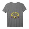 Lustiges Dart Bienen Outfit T-Shirt mit Dartscheibe & Dartpfeilen - Bequemes Dartshirt mit V-Ausschnitt für Dartfans und Hobbyspieler