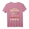 Bin Ich Dran? Dann Setz Dich Und Genieße Die Show! Witziges Dart T-Shirt mit Dartmotiv – Perfekt für Dartfans & als Geschenk