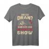 Bin Ich Dran? Dann Setz Dich Und Genieße Die Show! Witziges Dart T-Shirt mit Dartmotiv – Perfekt für Dartfans & als Geschenk