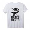 T rex Hates Darts Lustiges Dinosaurier Dart T-Shirt für Männer, Frauen & Kinder – Perfekt für Wettkämpfe, Turniere & Geschenke