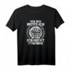 Lustiges Dart T-Shirt mit Dartboard und Pfeil Motiv – Perfekt für Dartpartys, Turniere und Geburtstagsgeschenke für Dartfans