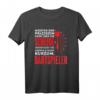 Meister der Präzision Dartspieler T-Shirt mit Dart Pfeilen – Perfektes Geschenk für Dart-Enthusiasten und Turnierspieler