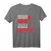 Meister der Präzision Dartspieler T-Shirt mit Dart Pfeilen – Perfektes Geschenk für Dart-Enthusiasten und Turnierspieler